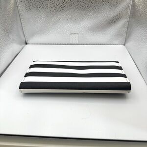 Kut trifold B&W
